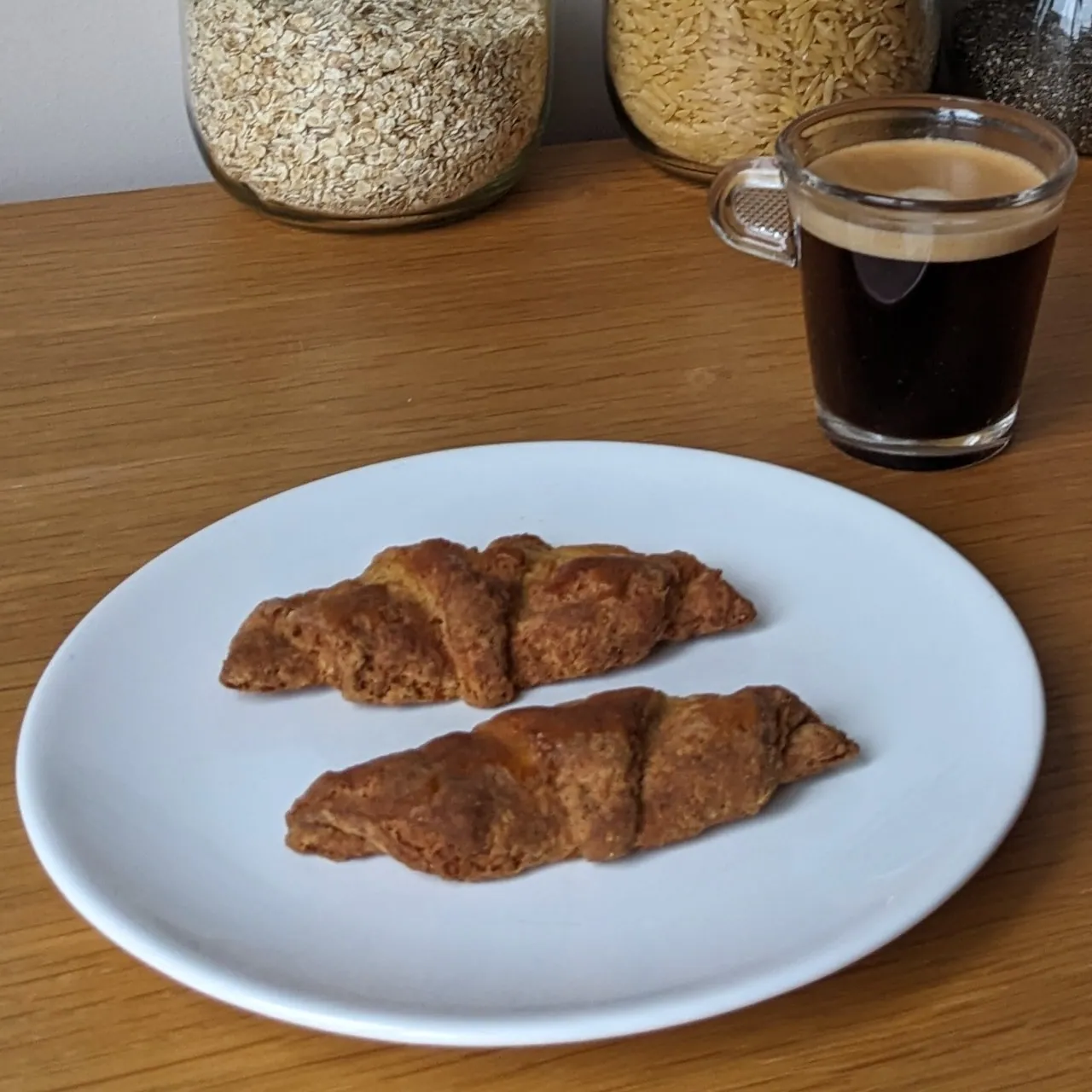 Croissants cétogène avec une tasse de café