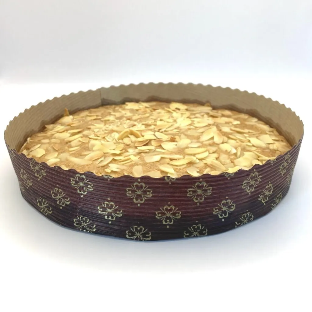 Gâteau aux amandes effilées dans son moule en papier