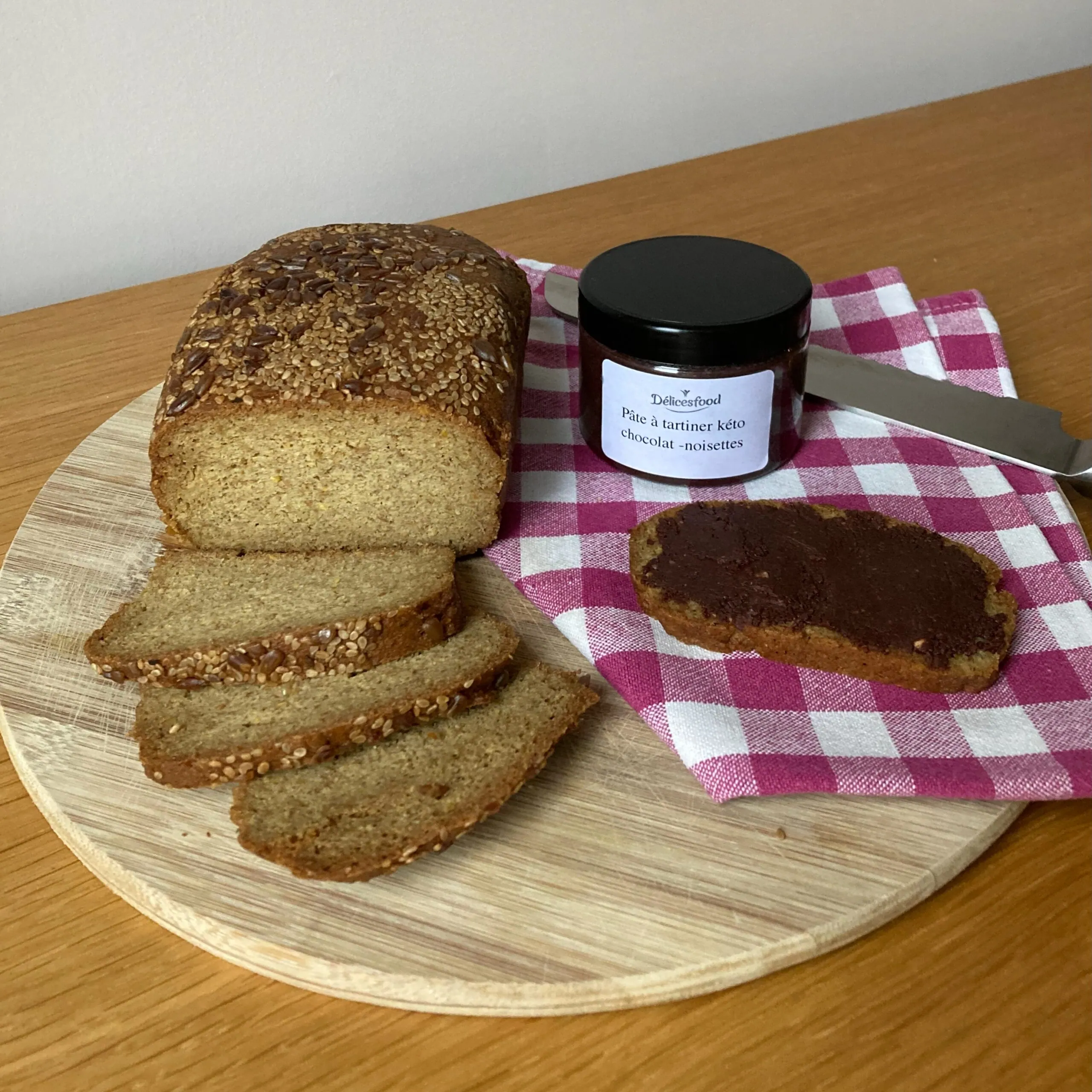 Pain cétogène tranché et tranche de pain avec pâte de chocolat cétogène